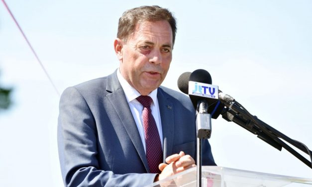 „13-án keressél magadnak egy másik országot b.szd meg” – őrjönve fenyegetőzött Pócs János, amikor meglátta, hogy a tiszás képviselő egy illegális vezetéket vizsgál