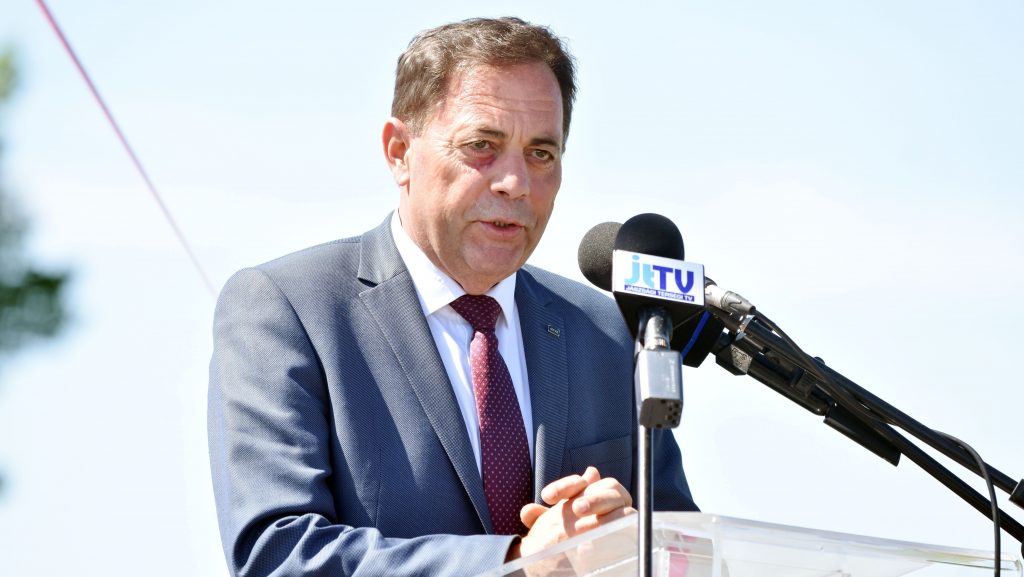 „13-án keressél magadnak egy másik országot b.szd meg” – őrjönve fenyegetőzött Pócs János, amikor meglátta, hogy a tiszás képviselő egy illegális vezetéket vizsgál