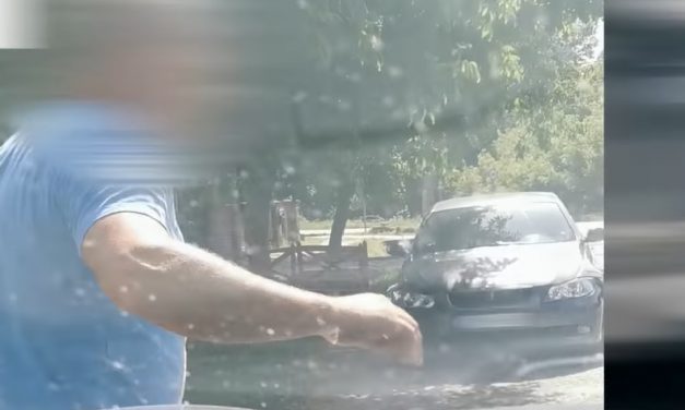 Rátámadt a nőre, mert azt hitte, hogy büntetőfékezett előtte – Ütötte-verte az autót, kiabált és letörte a visszapillantó tükröt – videó