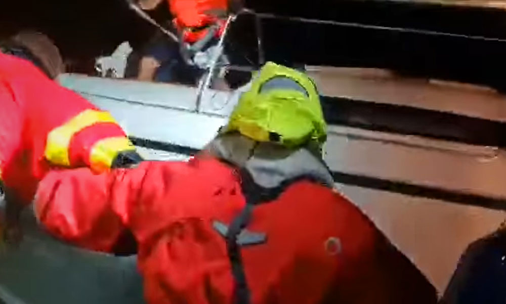 Drámai mentőakció a viharos Balatonon, rekorderős szél csapkodta a hajókat, a vízimentők kitettek magukért