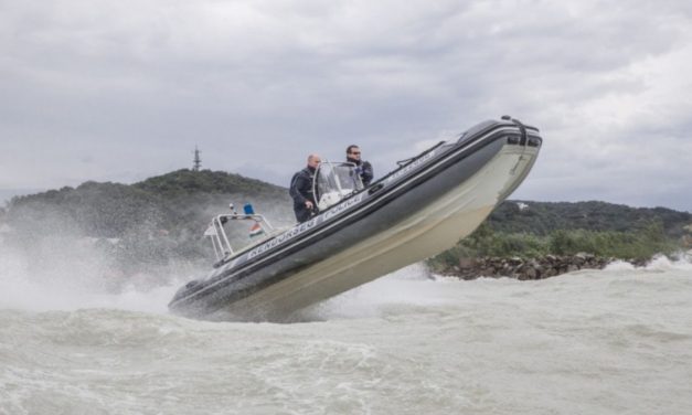 Akcióban a vízirendőrök: Magatehetetlenül, gumicsónakkal és SUP deszkával, két kilométerre a parttól vesztegelt három ember a Balatonban a vihar kellős közepén