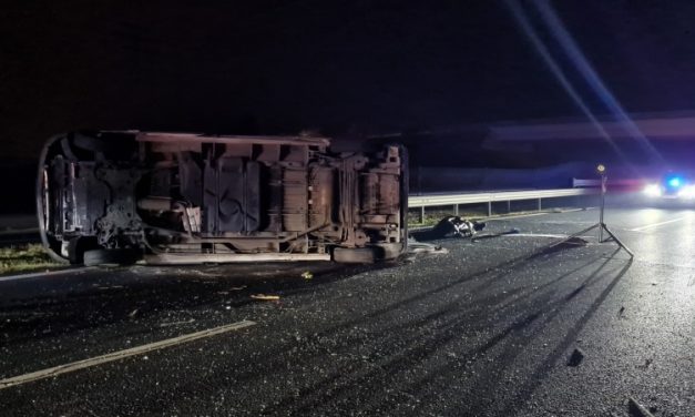 Fotókon az M6-oson történt brutális karambol – Ketten meghaltak, miután a kisbusz szalagkorlátnak rohant és felborult