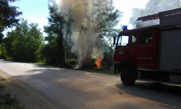 Kigyulladt egy autó Pest megyében – fotón, ahogy lángol a kocsi