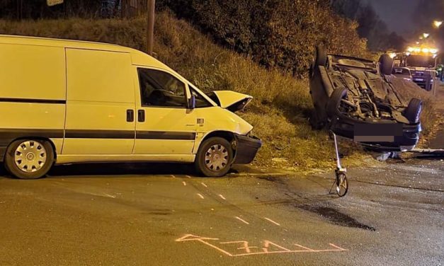 Csúnya baleset Budapesten: Furgon és autó csattant egymásba, az Opel a feje tetején állt meg – Fotók a helyszínről