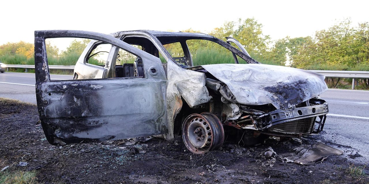 Baleset baleset hátán: az M5-ösön kiégett egy autó, az M1-esen felborult egy kocsi, Bajna és Nagysáp között két autó karambolozott