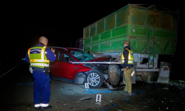 „Az unokám, Anna, ki tudott mászni az autóból, kiszedte az öccsét és a barátnőjét”  – kislánya hívott segítséget halott édesanyjához, miután balesetet szenvedtek Mélykútnál