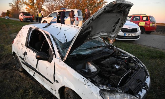 Lesodródott az útról és felborult egy autó Abonynál, a 46 éves sofőr szörnyethalt – Fotók a helyszínről
