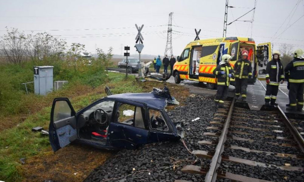 Kettévágta a vonat az autót, miután a sofőr szándékosan hajtott a sínekre: néhány karcolással megúszta a nő a balesetet