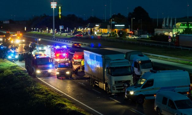 Tragédia az M1-esen: vezetés közben elaludt a kamion sofőrje, majd egy másik kamionnak préselte az autót, balesetben szörnyethalt egy házaspár