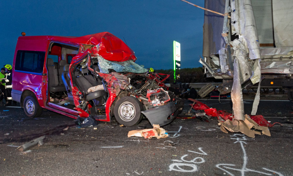 Sokkoló baleset az M1-esen: öten meghaltak, amikor egy teherautóba rohant egy kisbusz