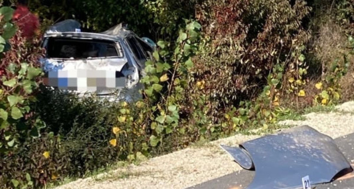 Lesodródott és felborult egy autó Faddnál: anya és lánya haltak meg – Fotók a baleset helyszínéről