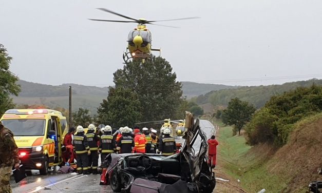 Tragédia Siófoknál: három húsz év körüli fiatal halt meg a balesetben, ketten válságos állapotban vannak