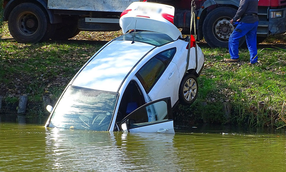 Rejtélyes módon gurult folyóba egy autó Szentesen, az ott élők is csodálkoznak a baleseten