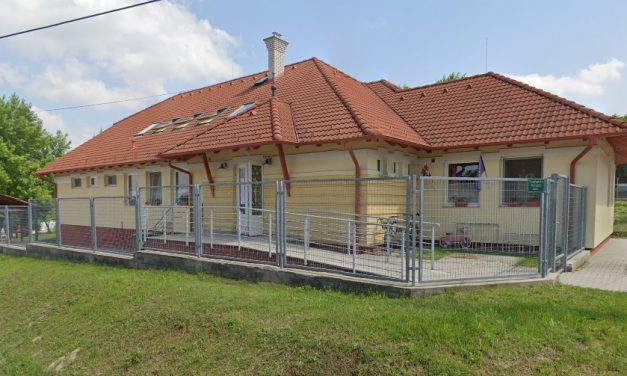Sorra mondtak fel az óvónők és dajkák miután kirúgták a kollégájukat a dunaalmási oviból – A pedagógust gyerekbántalmazással vádolják, a szülők egy emberként háborodtak fel