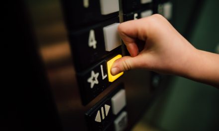 Egy panelház liftjében akarta megerőszakolni az idős asszonyt egy férfi: 10 ezer forintot is felajánlott a nyugdíjasnak, ha kielégíti őt