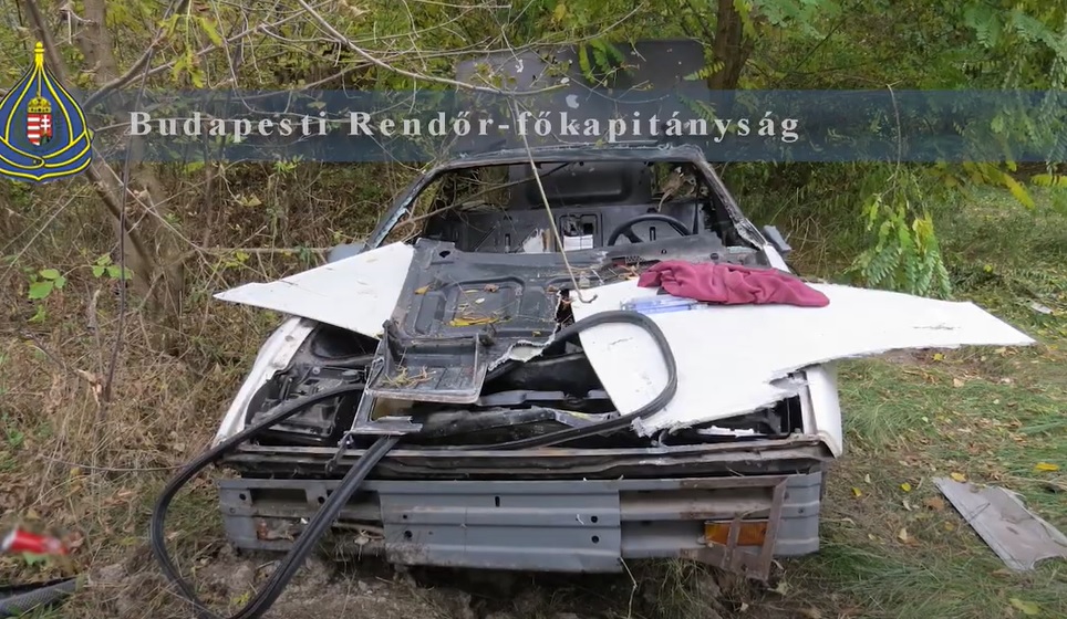 Nem jutottak messzire: rommá törték a lopott autót a csepeli tolvajok – videó