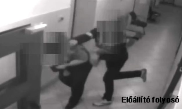 Váratlanul arcon vágta a fogvatartott a rendőrt, a zsaru akkora ütést kapott, hogy falnak csapódott, majd a földön találta magát