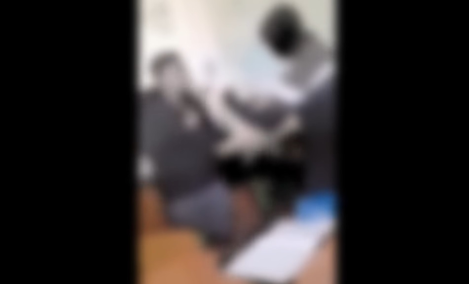 Sokkoló felvételek: verekedéssé fajult egy vita egy szigetvári középiskolában – Videón, ahogy két diák üti-veri egy harmadik társukat