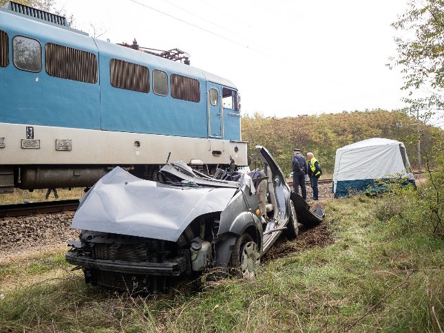 Halálos baleset: vonat és egy autó ütközött össze a vasúti átjáróban, azonnal szörnyethalt a sofőr
