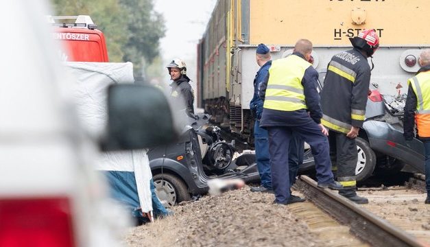 Vonattal ütközött egy autó Tapolcánál, négyen meghaltak, egy ember életveszélyesen megsérült