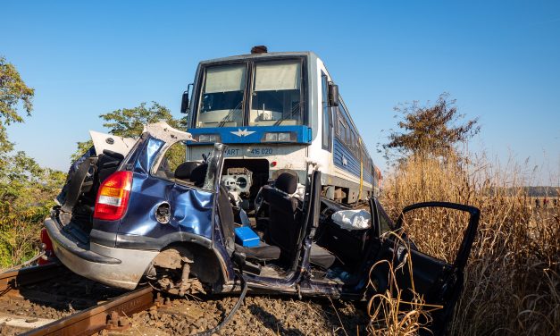 Vonatbaleset Mélykútnál: helikopterrel mentették az autó utasait, egy nő szörnyethalt az ütközéstől, 2 napig szünetel a vonatforgalom