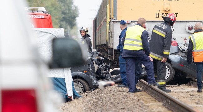 Vonattal ütközött egy autó Tapolcánál, négyen meghaltak, egy ember életveszélyesen megsérült