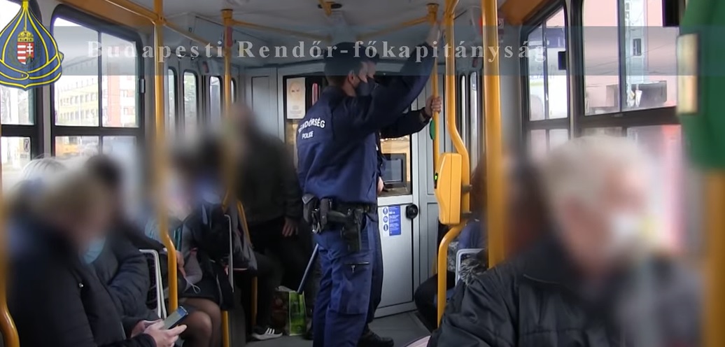 Rendőrségi razzia a budapesti villamoson: egy embert előállítottak, helyszíni bírságot is ki kellett szabni – Videón az akció