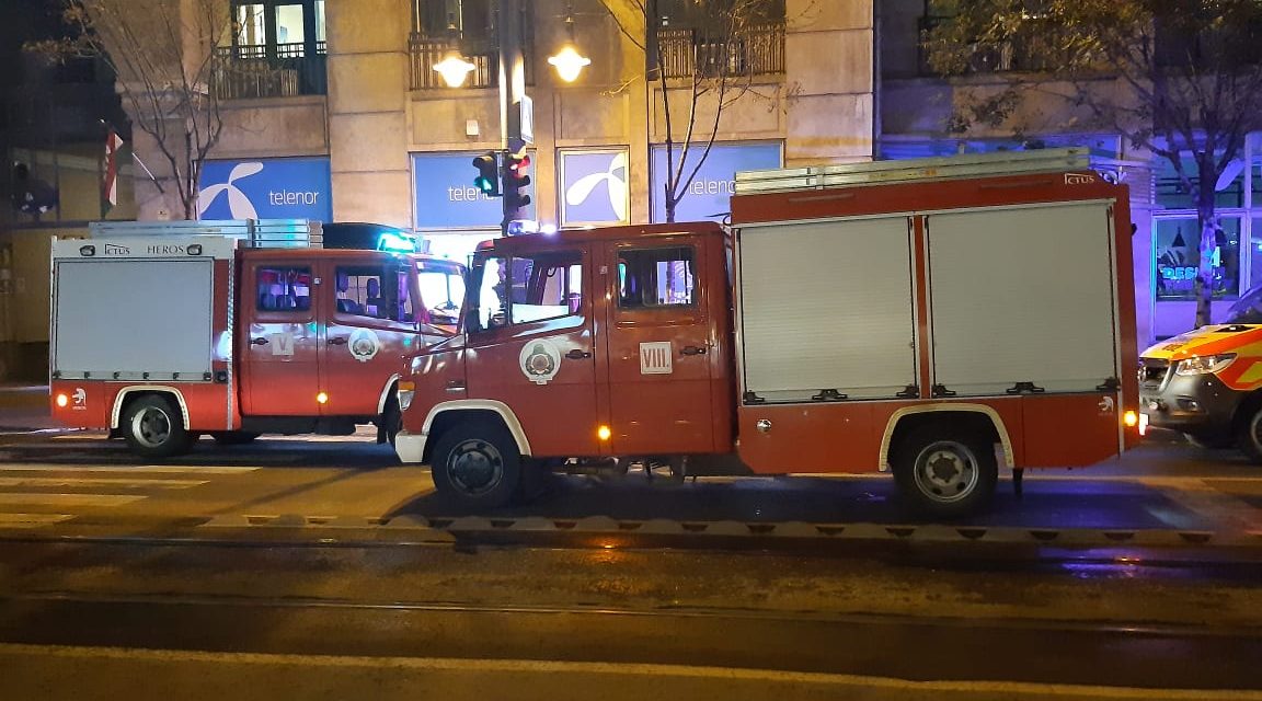 Felcsaptak a lángok Budapest 7. kerületében – A lakás lakhatatlanná vált, rohammentő is érkezett a helyszínre – Fotók