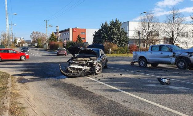 Durva karambol Pest megyében: a Mercedes az ütközés hatására megpördült, a Ford pedig kisodródva egy beton villanyoszlopnak csapódott – Fotók a helyszínről
