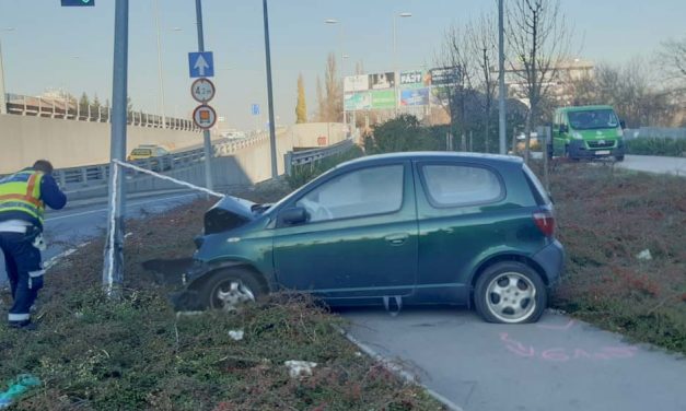 Letért az útról majd villanyoszlopnak vágódott egy Toyota Budapesten – Fotók a helyszínről