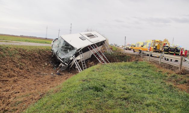 Katonákat szállító magánbusz hajtott az árokba Hódmezővásárhelynél, tucatnyian megsérültek, van, aki súlyosan – Mentőhelikopter is érkezett a helyszínre – Fotók