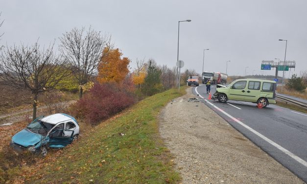 A forgalommal szemben manőverezett a 87-es úton egy Fiat, majd az árokba lökött egy opelest: A vétlen sofőr súlyosan megsérült – Fotó a helyszínről