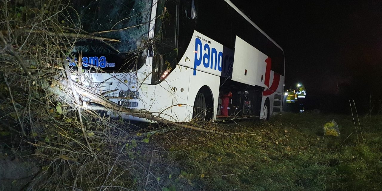 Árokba borult egy busz az éjszaka az M1-esen miután rosszul lett a sofőrje – balesetek futószalagon a ködös időben