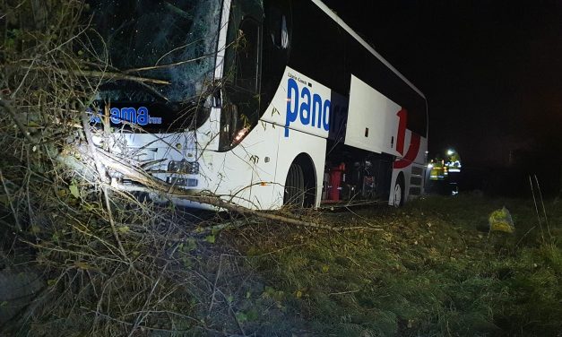 Árokba borult egy busz az éjszaka az M1-esen miután rosszul lett a sofőrje – balesetek futószalagon a ködös időben