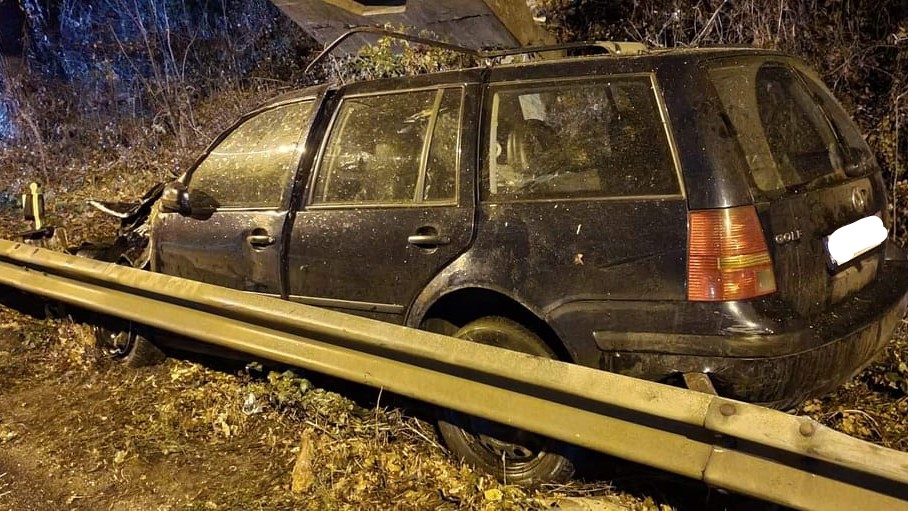 Hatalmas fa dőlt egy autóra Budapesten, csoda hogy nem halt meg senki