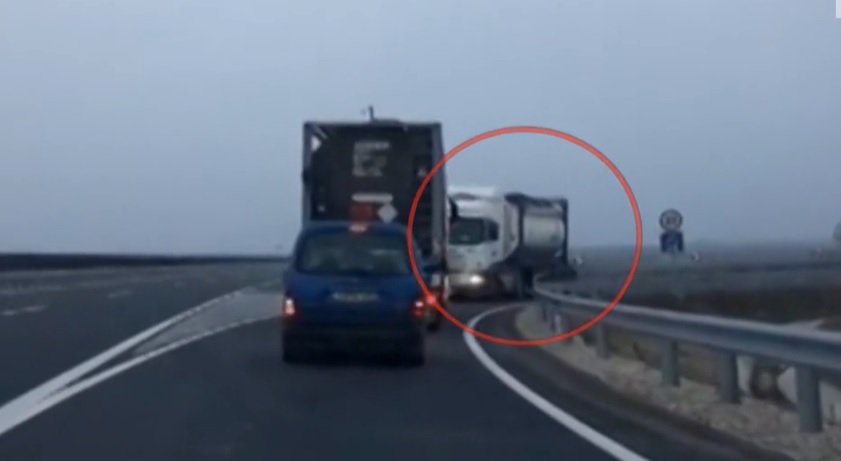 Újabb hajmeresztő jelenet: veszélyes anyagot szállító kamion ment szemben a forgalommal az autópályán – Videón a döbbenetes pillanatok
