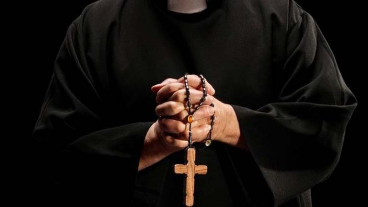 Botrány az egyházban: kiskorúval való illetlen viselkedés miatt tiltottak el egy papot