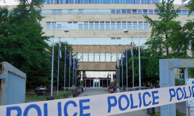 Lövöldözés a Pécsi Tudományegyetemen: Azonnal tüzelt az ámokfutó diák, egyik célpontját az övcsatja mentette meg