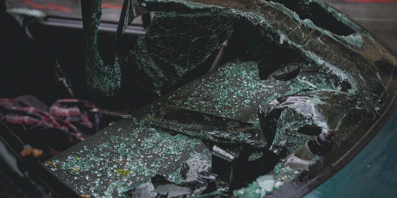 Tragédia: felborult egy nyerges vontató az M1-esen, egy ember meghalt