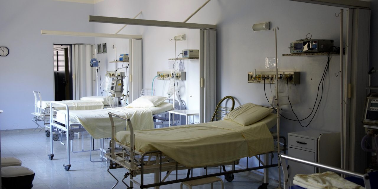 Kiugrott egy 30-as éveiben járó férfi a Zala megyei kórház harmadik emeletéről – Hiába próbálták megállítani