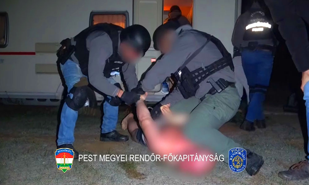 Rendőrségi rajtaütés: drogkereskedőkre csaptak le a Pest megyei egyenruhások, milliókat érő kábítószert foglaltak le
