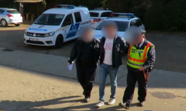 Szatír: A fiatal férfi úgy gondolta teljesen rendben van, ha mások előtt lehúzza a sliccét és előveszi a szerszámát