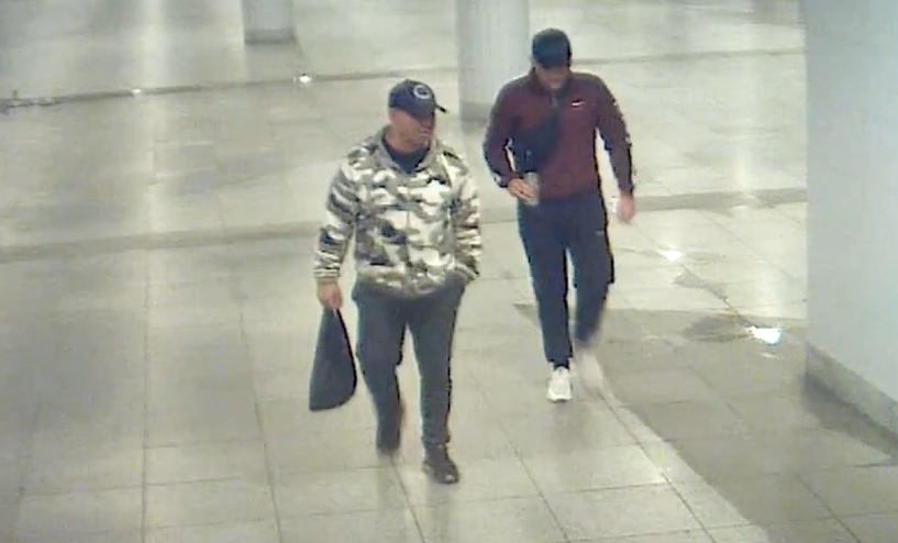 Ezt a két férfit keresi most a rendőrség: besurrantak egy lakóházba a Budapesten, lenyúltak pár pénztárcát, majd vásárolgatni kezdtek a lopott bankkártyával – Videó