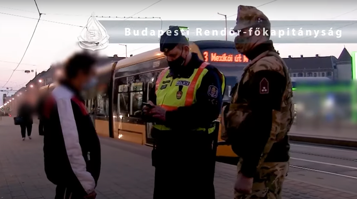 Bár volt, aki megpróbált elslisszolni előlük, de kevés sikerrel járt, rendőr-katona kombó a budapesti villamosokon