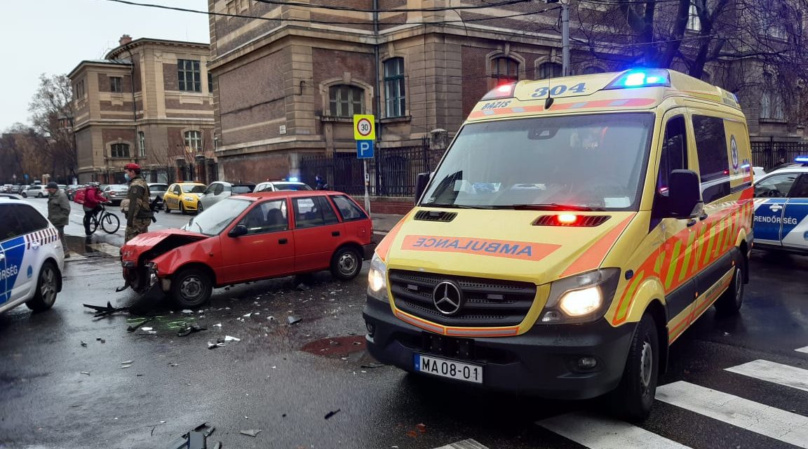 Suzuki rohant egy Skodának a Budapesten, utóbbiban az összes légzsák kinyílt, többen megsérültek – Fotók a helyszínről