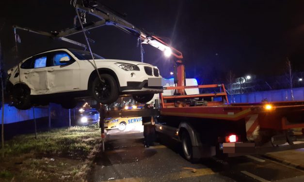Ütközött majd megpördült és villanyoszlopnak csapódott egy autós Budapesten: a szerteszét repülő alkatrészek egy Volvot találtak el – Fotók a helyszínről