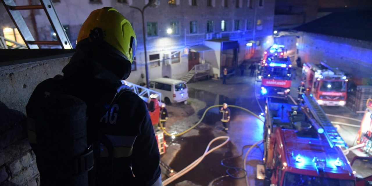 Kigyulladt egy telephely Budapesten: 22 autóval, 60 tűzoltó küzd a lángokkal – Fotók és videók a helyszínről