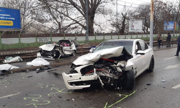 Sokkoló fotók érkeztek a budapesti halálos balesetről: A BMW teljesen letarolta a Daewoo Kalost, a 47 éves nőnek esélye sem volt