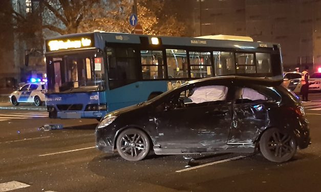 Csúnya baleset Budapesten: piroson hajtott át a 178-as busz, hiába taposott a sofőr a fékbe, telibe csapódott egy Opel oldalába – Fotók a helyszínről