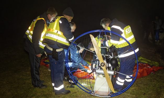 A kiskunmajsai horgásztóba zuhant egy siklóernyős – Fotók a helyszínről